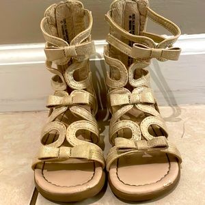 Children’s Place gold zip up toddler girls dress shoe, size 6 (US)